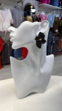Charger l'image dans la galerie, Boucle d’oreille fleur
