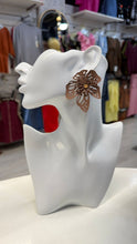 Charger l'image dans la galerie, Boucle d’oreille fleur fanzi
