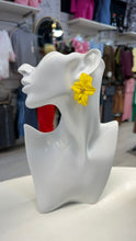 Charger l'image dans la galerie, Boucle d’oreille fleur
